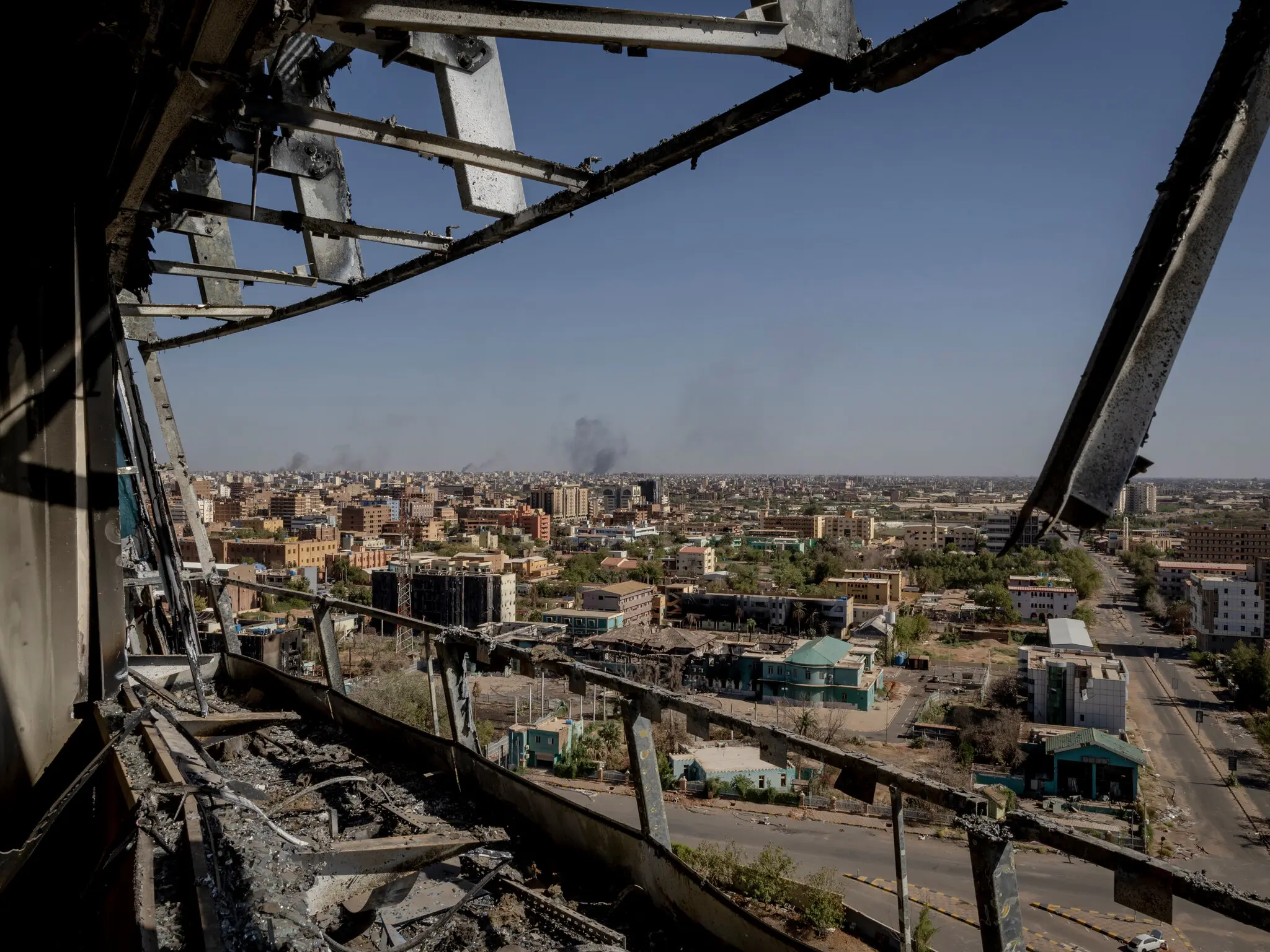 Вид на нещодавно відвойовані частини центральної частини Хартума з верхнього поверху нині зруйнованого готелю Corinthia 24 березня.